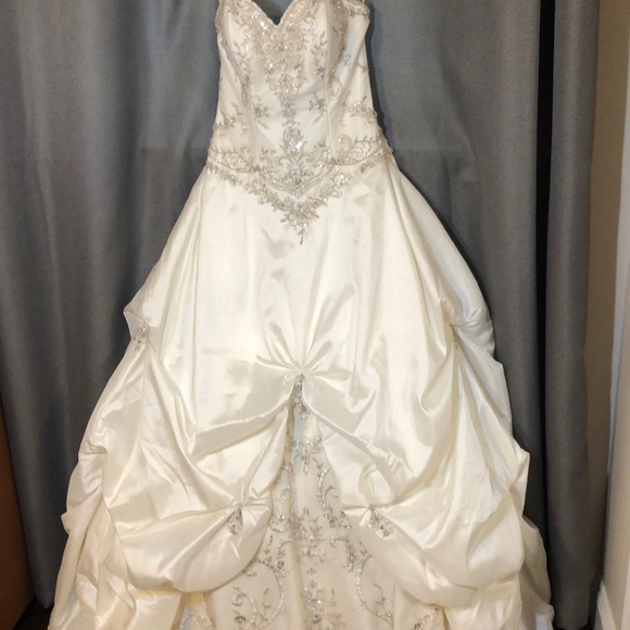 Alfred Angelo sweetheart bridal gown - Picture 2 of 11